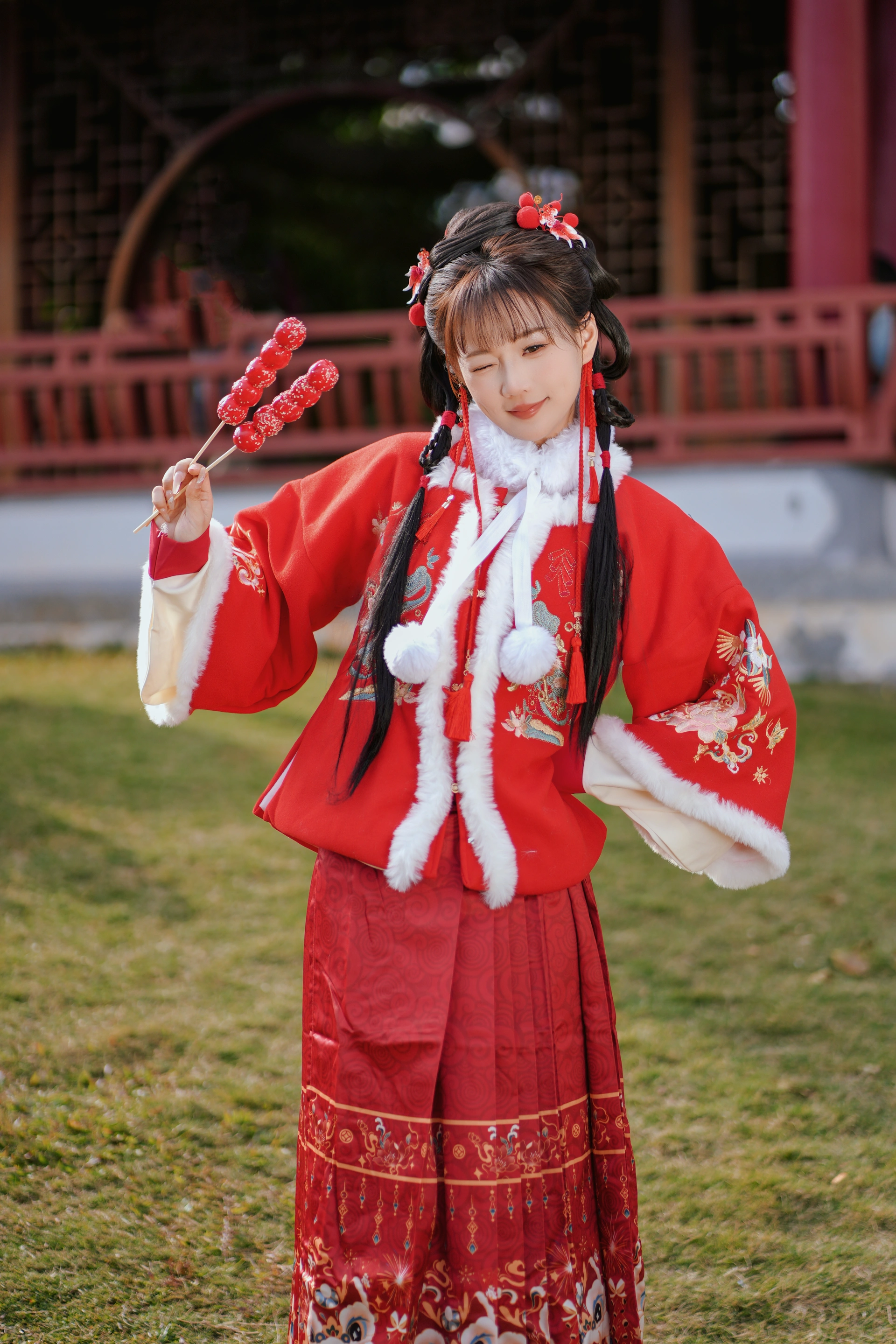 [YITUYU艺图语]2025.01.31 红韵倩影 · 新年少女写真 甜心小鹿 1