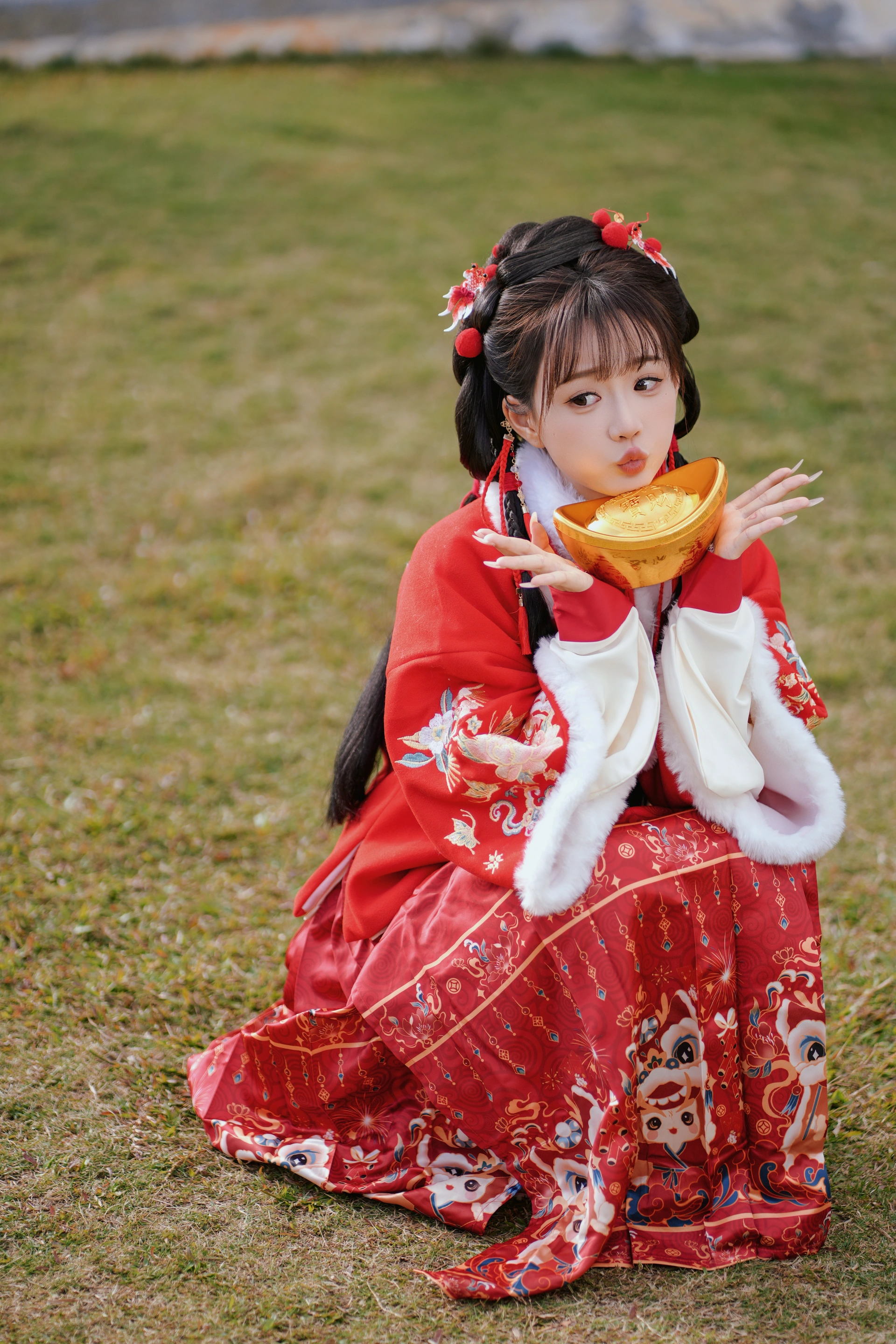 [YITUYU艺图语]2025.01.31 红韵倩影 · 新年少女写真 甜心小鹿 2
